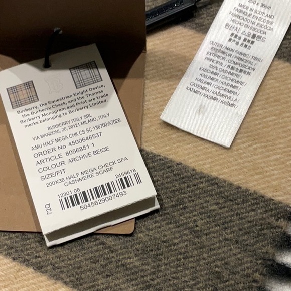 BURBERRY LONDON HALF MEGA CHECK CASHMERE SCARF. - Picture 9 of 9